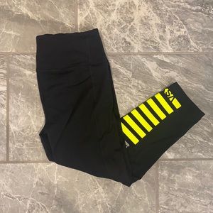 Victoria Secret Sports knockout Capri Leggings.